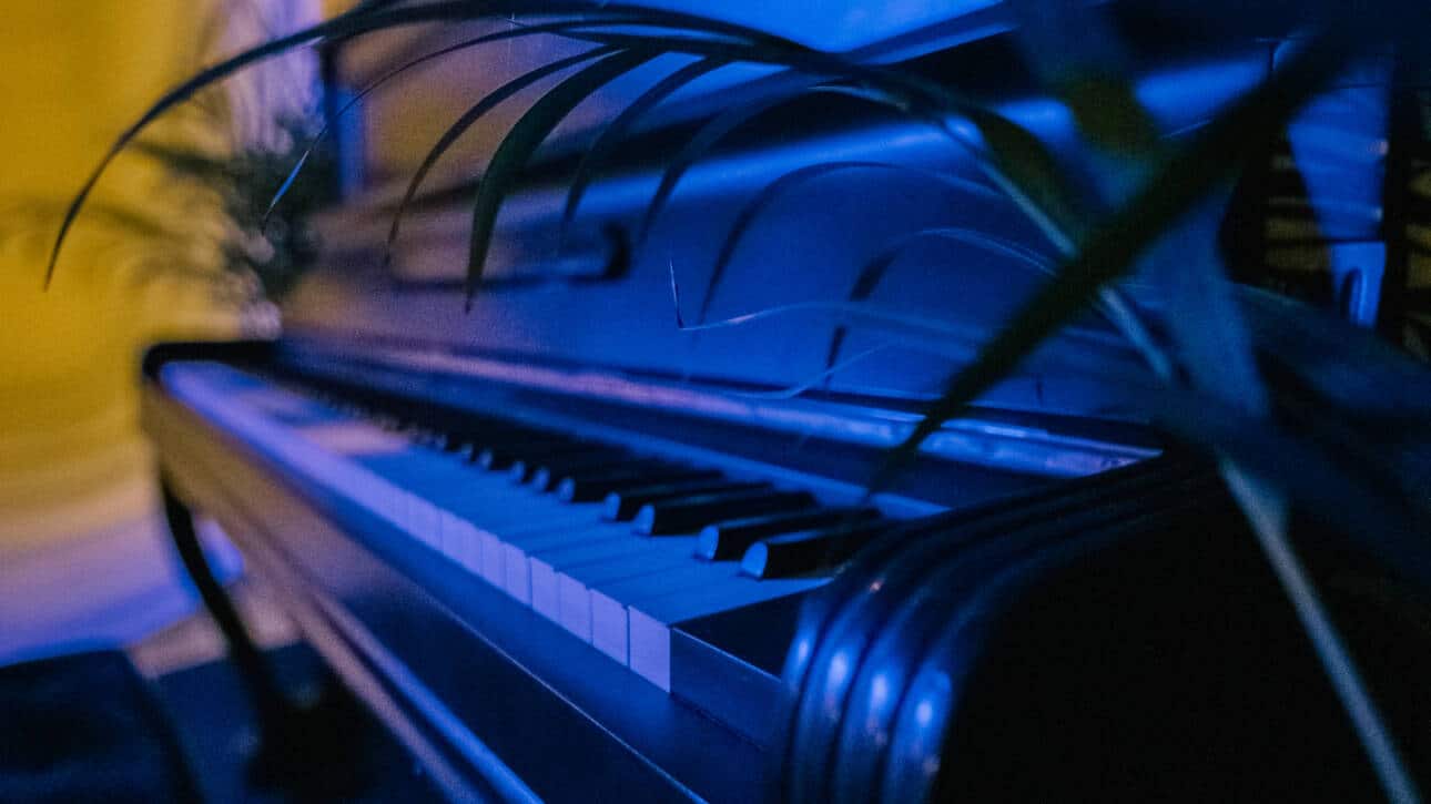 künstlerische aufnahme eines klaviers bei miet fotostudio