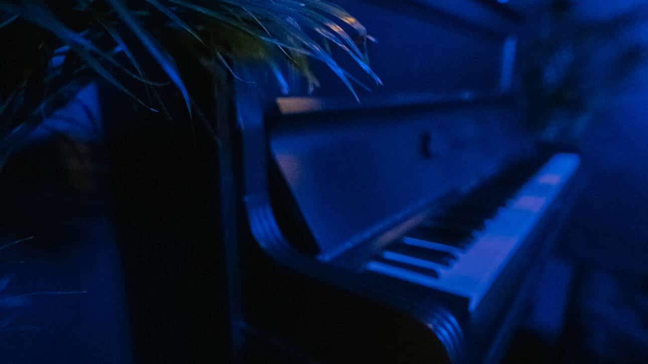 künstlerische aufnahme eines klaviers bei miet fotostudio