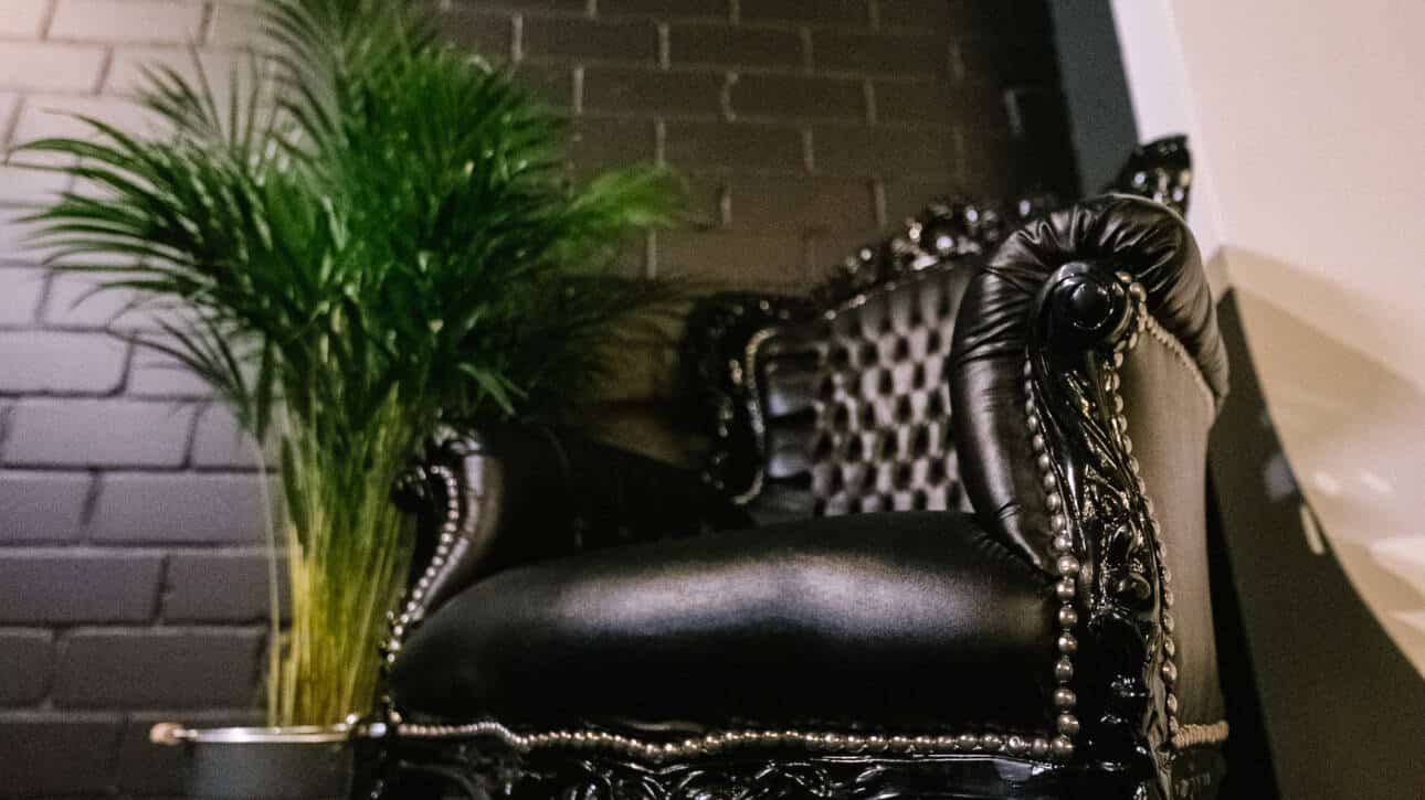 künstlerische aufnahme eines schwarzen holzstuhls in den fotodom studios köln