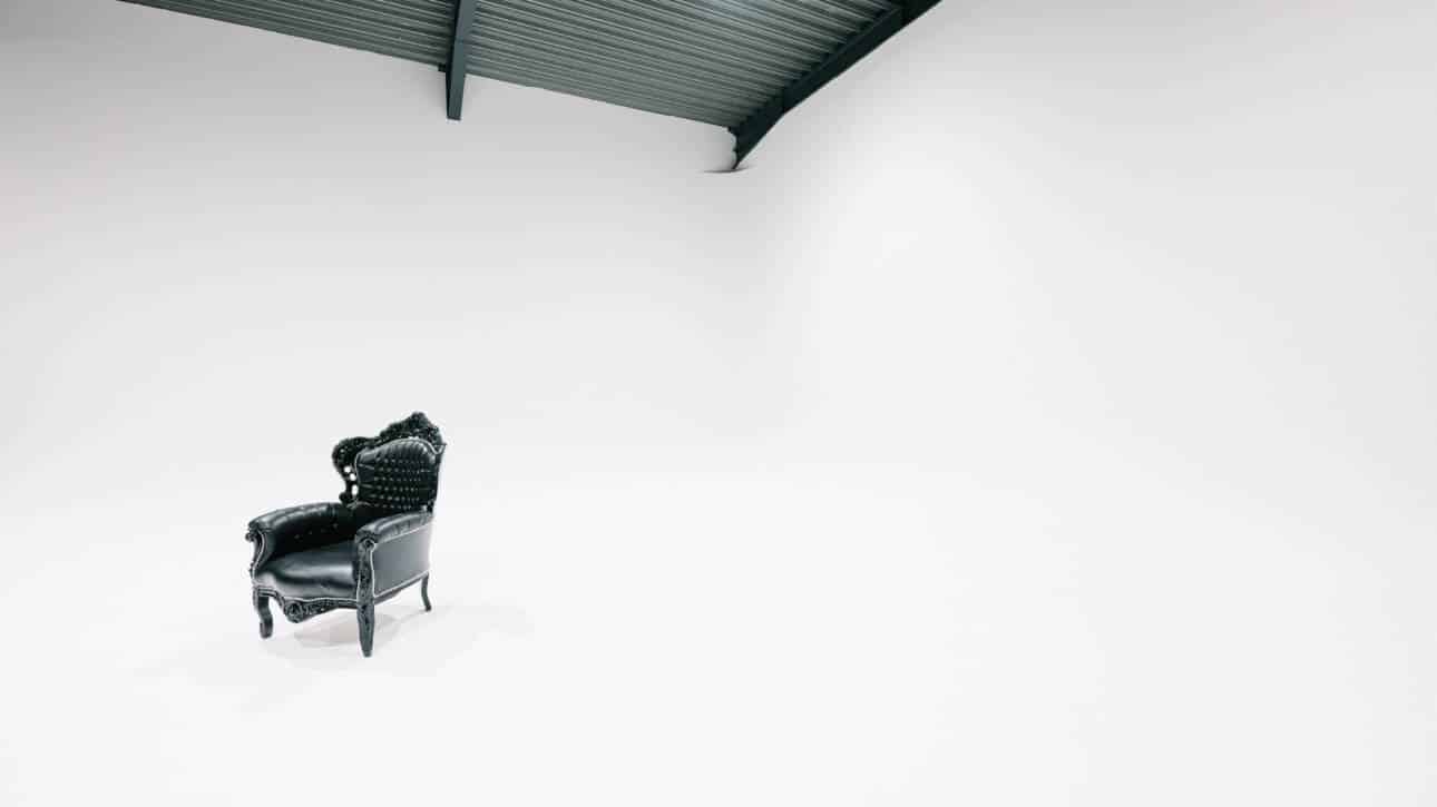 velvet vision fotostudio mieten köln shooting a single wooden chair lying in room