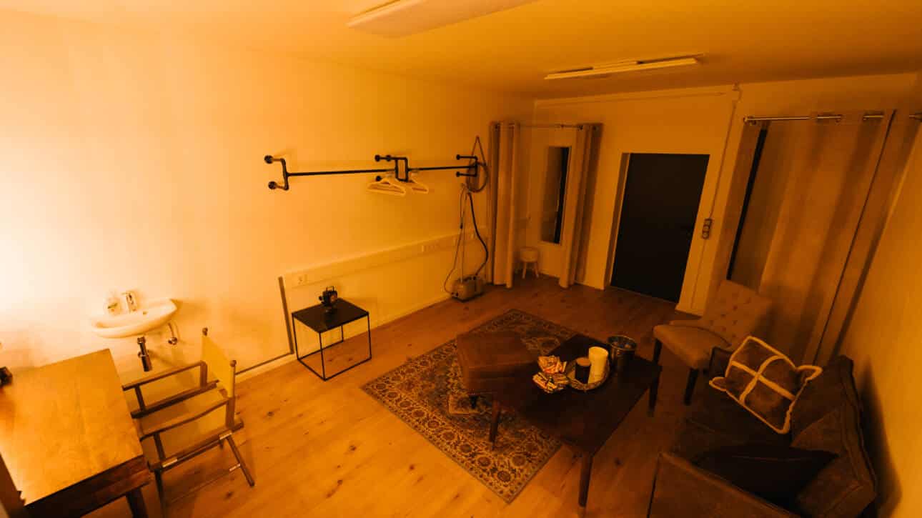 Vielzahl an Möbeln und Requistien im Filmstudio Köln