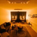 mietstudio bonn shoot von gut eingerichteter garderobe Zimmer mit sanftem Licht